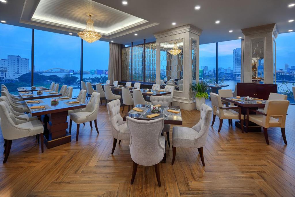 nha-hang-2-vinpearl-condotel-riverfront-da-nang