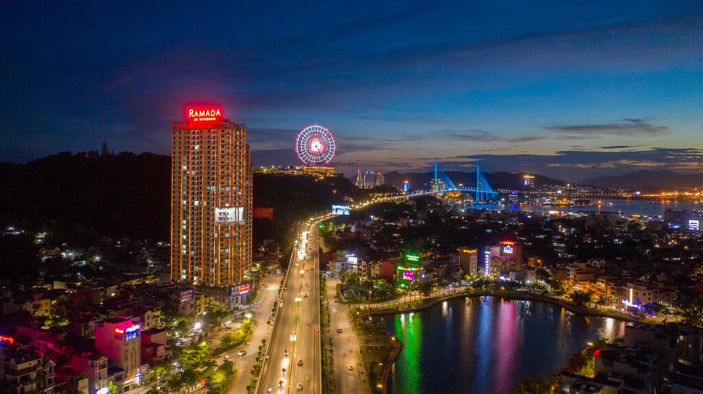 Ramada Hotel & Suite by Wyndham Halong Bay View 5 sao