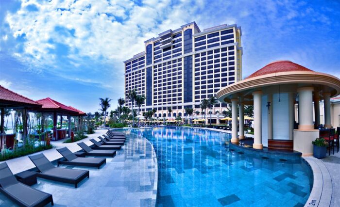 Combo phòng nghỉ Khách sạn The Grand Hồ Tràm, Vũng Tàu 5* + Xe đưa đón