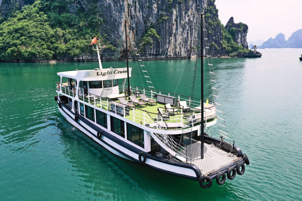 Light Cruise – du thuyền đi trong ngày thăm Vịnh Hạ Long