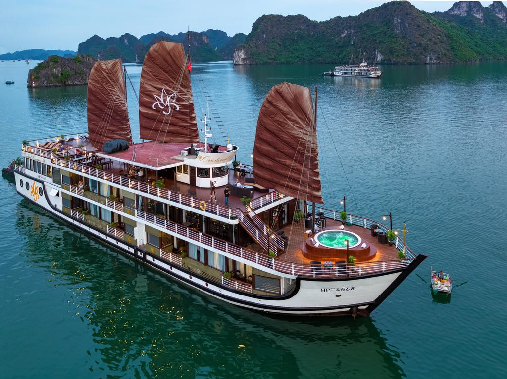 Kinh nghiệm thuê tàu thăm vịnh Hạ Long, Quảng Ninh đi tour mới nhất 2024