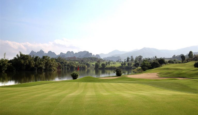 khuyen-mai-mua-he-tai-Sky-Lake-Resort-Golf-Club-1